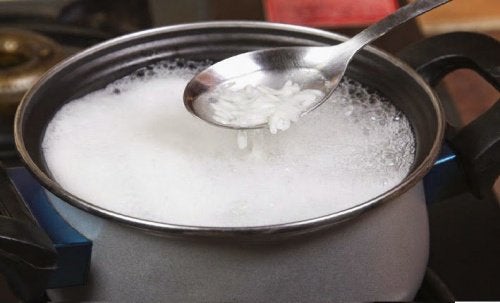 nie wylewaj wody po ugotowaniu ryżu